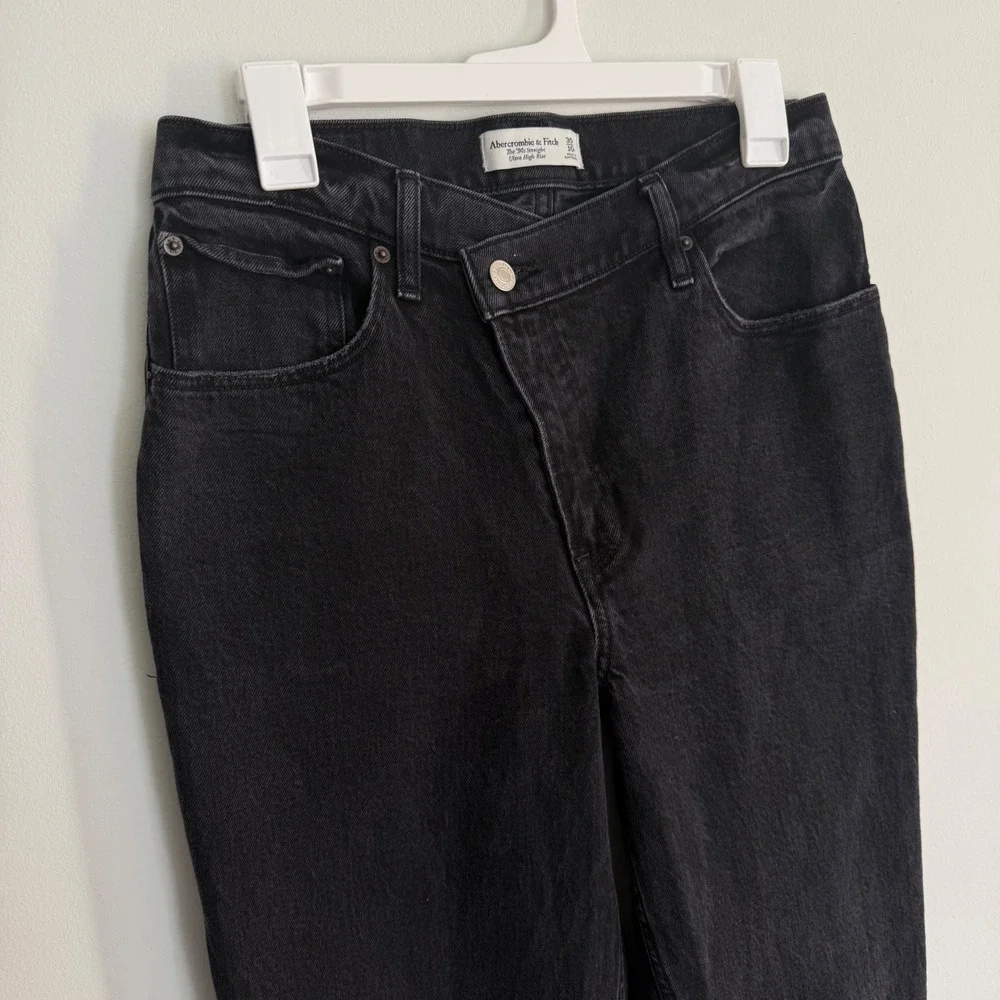 Abercrombie & Fitch The 90s Slim Straight Ultra Rise Black High Rise Criss Cross